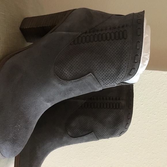 Brand New Vince Camuto booties, 7 1/2 , Stone Gray - Picture 2 of 4